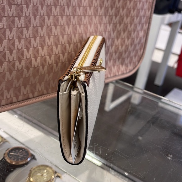 Michael Kors Jet Set Travel Large Pebble Leather Quarter-Zip Wallet
NWT - Picture 4 of 16